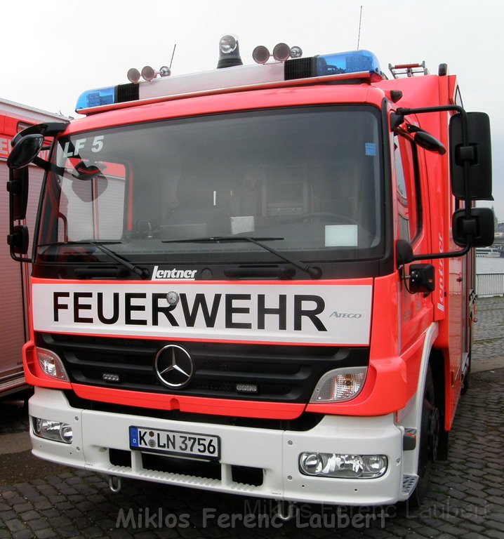 Neue LF`s fuer Koeln Uebergabe in Koeln Deutz an den Wachen  P012.JPG